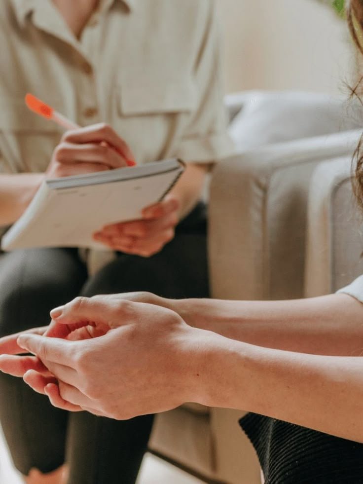 Pareja conversando en sesión de terapia