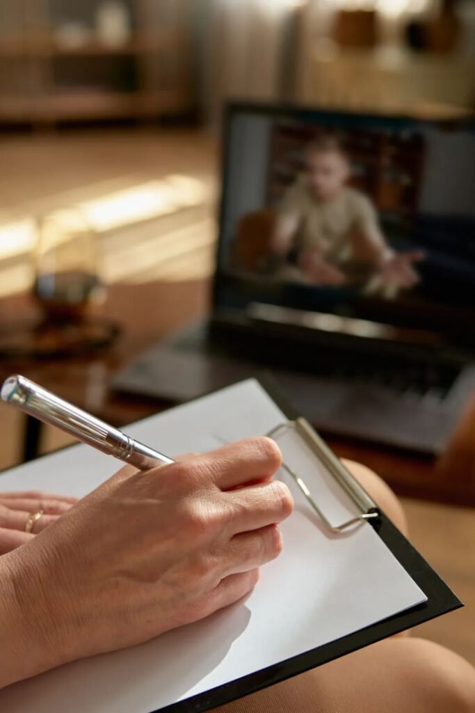Familia participando en sesión terapéutica